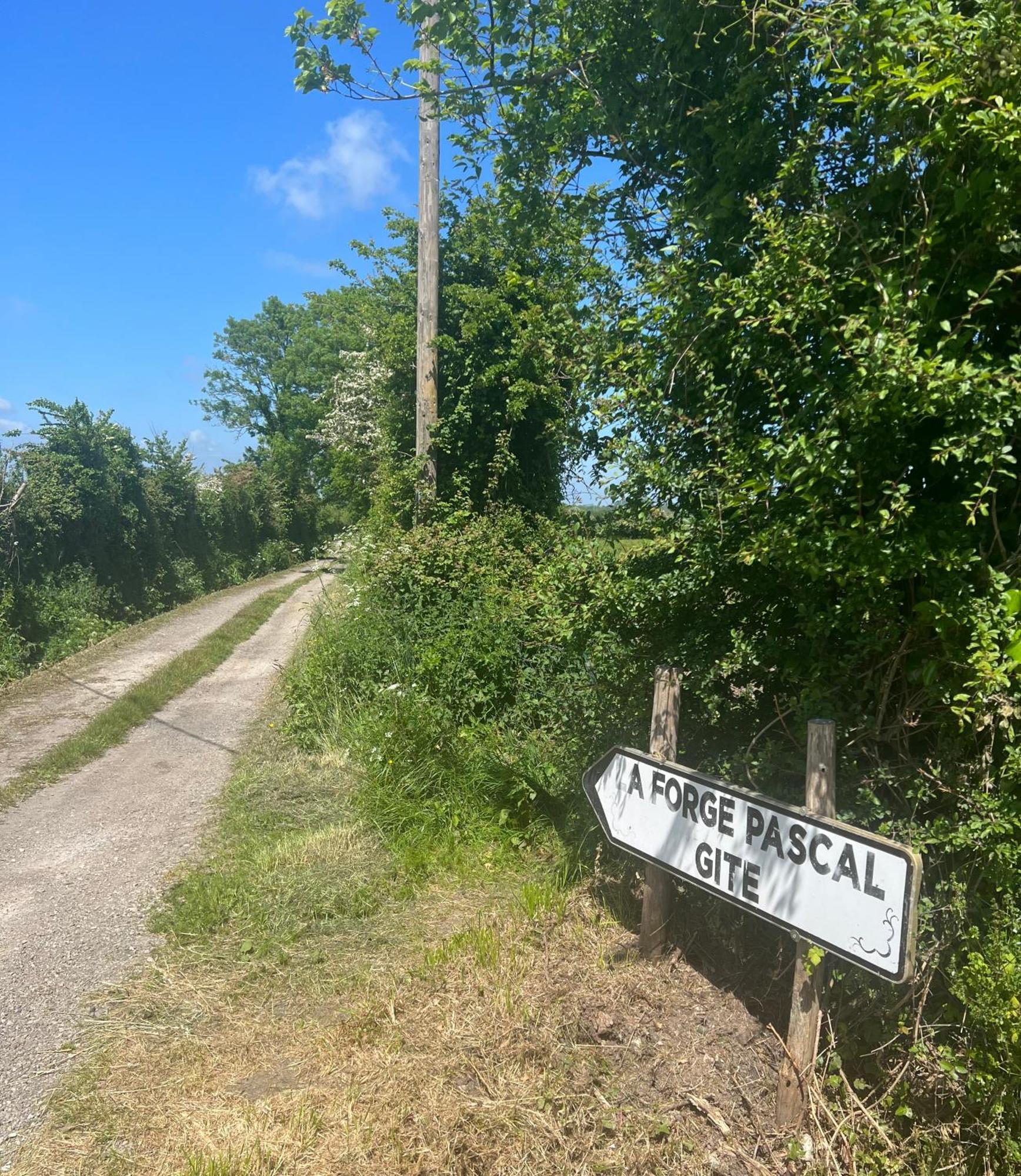 Вилла La Forge, Gite Familial,A Sainte Mere Eglise Экстерьер фото
